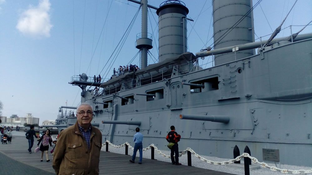 Famoso buque de guerra Mikasa, junto al autor del artículo